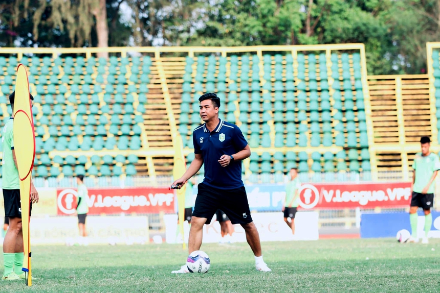 Troussier 90% dẫn tuyển Việt Nam, chọn thành viên BHL toàn 'hàng tuyển' - Ảnh 3. Troussier 90% dẫn tuyển Việt Nam, chọn thành viên BHL toàn 'hàng tuyển' - Ảnh 3.