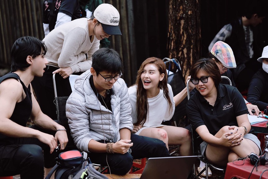 Đạo diễn Giang Thanh: "Tôi chưa từng đặt vấn đề tiền lương với chị Trương Quỳnh Anh" - Ảnh 2. Đạo diễn Giang Thanh: "Tôi chưa từng đặt vấn đề tiền lương với chị Trương Quỳnh Anh" - Ảnh 2.