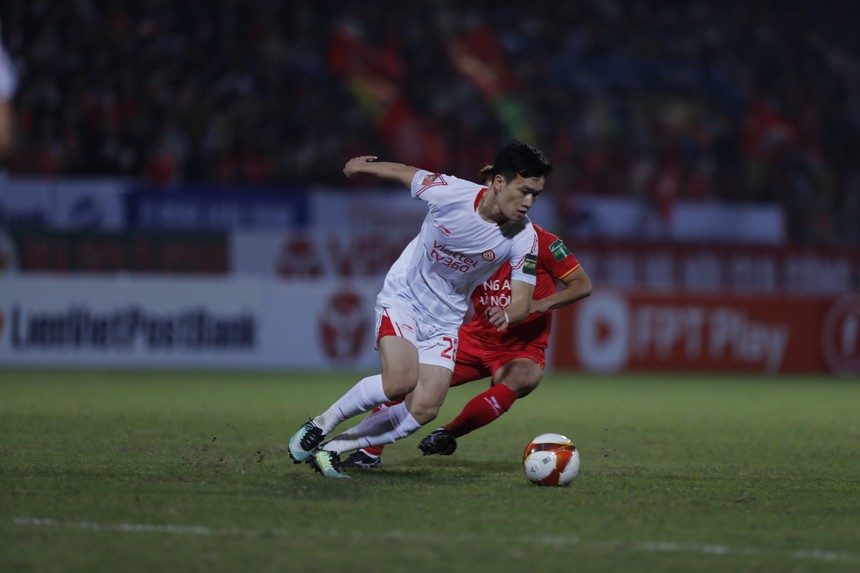 Bảng xếp hạng 'lạ' của V.League và tin vui dành cho HLV Troussier - Ảnh 4.