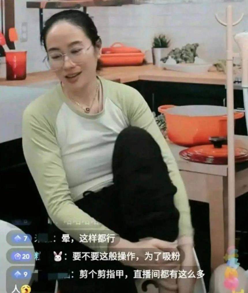 Nhan sắc lụi tàn 'gây sốc' của mỹ nhân từng thả chó cắn bạn diễn, suốt ngày bán hàng online vì không ai thèm mời đóng phim? - Ảnh 4.