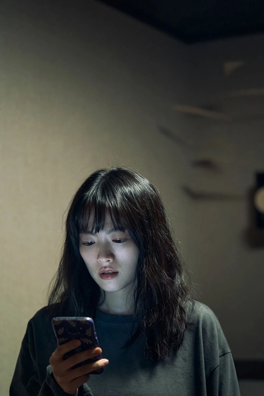 Chỉ với chiếc điện thoại, 'Unlocked' của Im Si Wan đáng sợ như thế nào? - Ảnh 2.