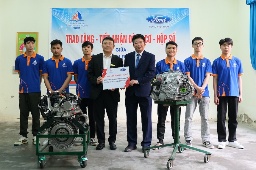 Ford Việt Nam tặng xe, động cơ, hộp số cho sinh viên kỹ thuật - Ảnh 1. Ford Việt Nam tặng xe, động cơ, hộp số cho sinh viên kỹ thuật - Ảnh 1.