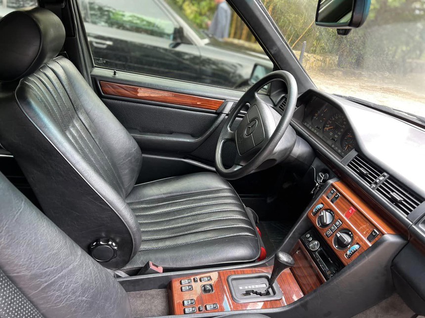 Cặp đôi Mercedes-Benz Limousine cực độc của ông Đặng Lê Nguyên Vũ: Bỏ hẳn một hàng ghế để thêm sở thích lạ - Ảnh 8. Cặp đôi Mercedes-Benz Limousine cực độc của ông Đặng Lê Nguyên Vũ: Bỏ hẳn một hàng ghế để thêm sở thích lạ - Ảnh 8.