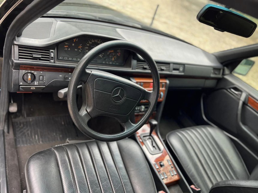 Cặp đôi Mercedes-Benz Limousine cực độc của ông Đặng Lê Nguyên Vũ: Bỏ hẳn một hàng ghế để thêm sở thích lạ - Ảnh 7. Cặp đôi Mercedes-Benz Limousine cực độc của ông Đặng Lê Nguyên Vũ: Bỏ hẳn một hàng ghế để thêm sở thích lạ - Ảnh 7.