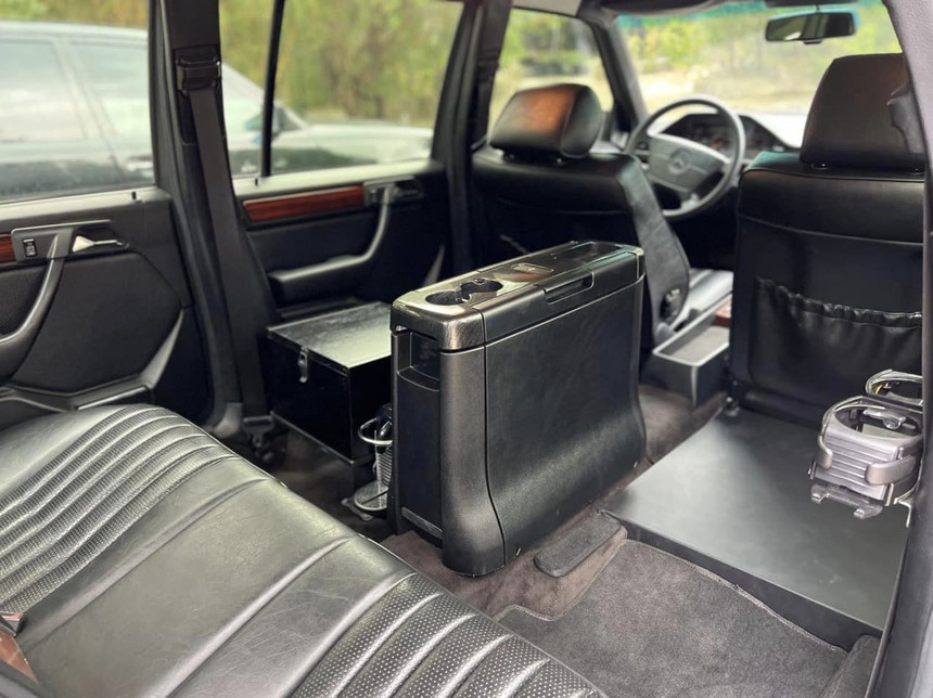 Cặp đôi Mercedes-Benz Limousine cực độc của ông Đặng Lê Nguyên Vũ: Bỏ hẳn một hàng ghế để thêm sở thích lạ - Ảnh 9. Cặp đôi Mercedes-Benz Limousine cực độc của ông Đặng Lê Nguyên Vũ: Bỏ hẳn một hàng ghế để thêm sở thích lạ - Ảnh 9.