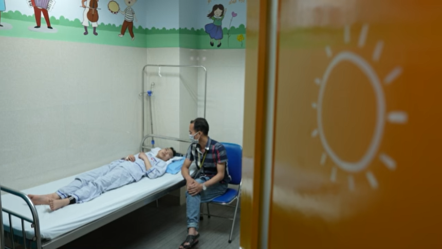 Xót xa bé gái 12 tuổi bị ung thư máu: "Bố mẹ bán lúa lấy tiền cho con chữa bệnh, con đã nghĩ mình là một gánh nặng, chỉ đem rắc rối cho người khác" - Ảnh 4.