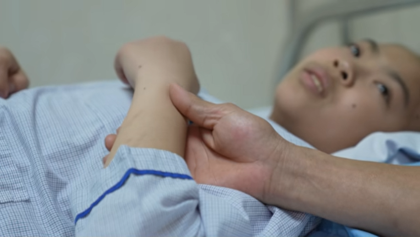 Xót xa bé gái 12 tuổi bị ung thư máu: "Bố mẹ bán lúa lấy tiền cho con chữa bệnh, con đã nghĩ mình là một gánh nặng, chỉ đem rắc rối cho người khác" - Ảnh 3.