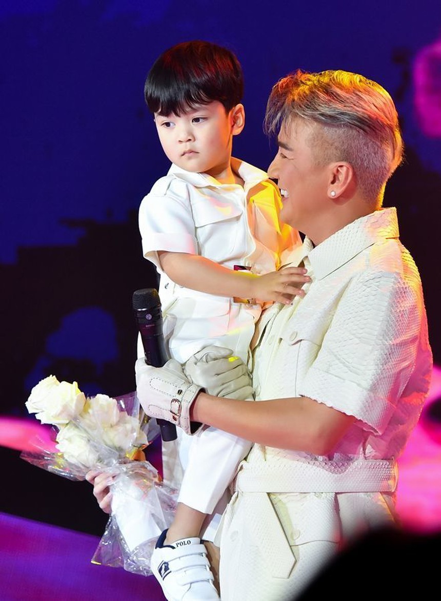 Sự kĩ lưỡng buồn cười và những thay đổi của Đàm Vĩnh Hưng khi làm bố  - Ảnh 5.