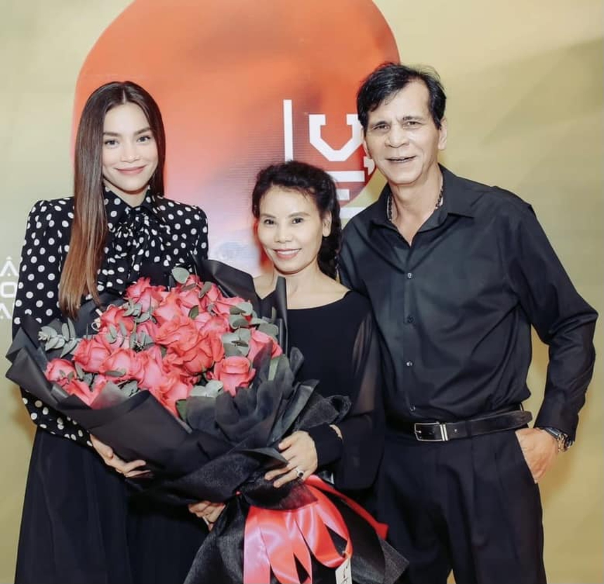 Hà Hồ thể hiện tình cảm trong lần hiếm hoi nhắc đến mẹ ruột - Ảnh 5. Hà Hồ thể hiện tình cảm trong lần hiếm hoi nhắc đến mẹ ruột - Ảnh 5.