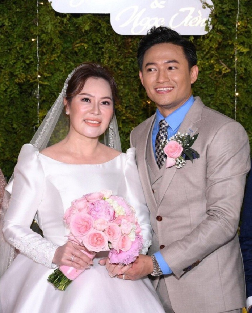 Cuộc sống viên mãn của Quý Bình bên người vợ tài giỏi, hơn 7 tuổi - Ảnh 1. Cuộc sống viên mãn của Quý Bình bên người vợ tài giỏi, hơn 7 tuổi - Ảnh 1.