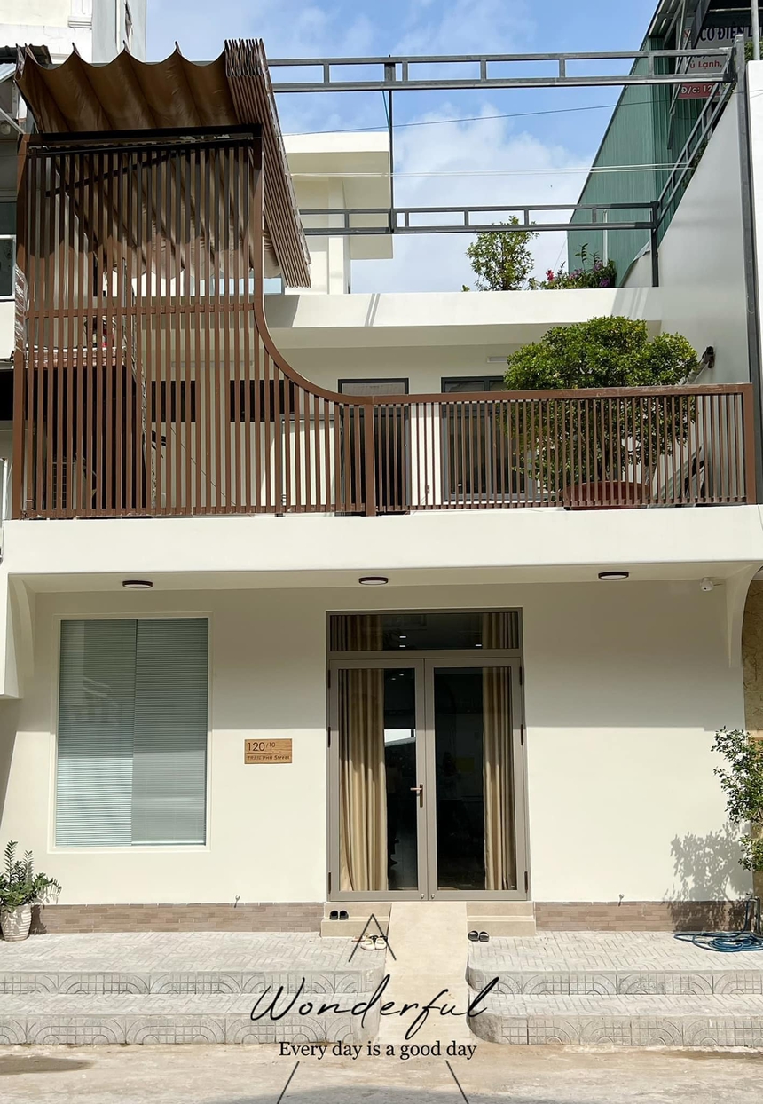 Nhìn nhà cũ đã nứt vỡ, hai con gái tích góp 2,2 tỷ đồng, xây tặng bố mẹ cơ ngơi hoành tráng - Ảnh 3. Nhìn nhà cũ đã nứt vỡ, hai con gái tích góp 2,2 tỷ đồng, xây tặng bố mẹ cơ ngơi hoành tráng - Ảnh 3.