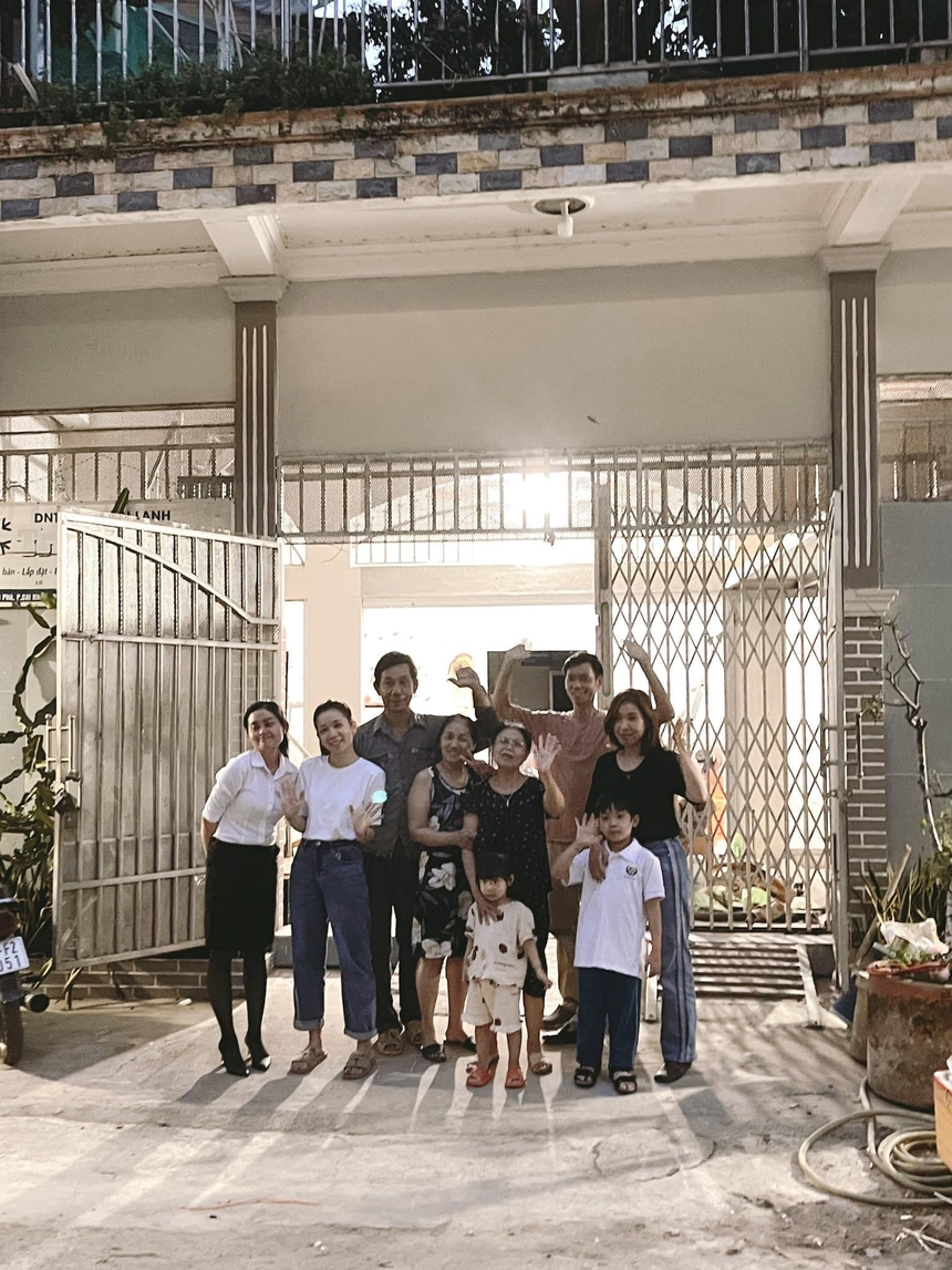 Nhìn nhà cũ đã nứt vỡ, hai con gái tích góp 2,2 tỷ đồng, xây tặng bố mẹ cơ ngơi hoành tráng - Ảnh 2. Nhìn nhà cũ đã nứt vỡ, hai con gái tích góp 2,2 tỷ đồng, xây tặng bố mẹ cơ ngơi hoành tráng - Ảnh 2.