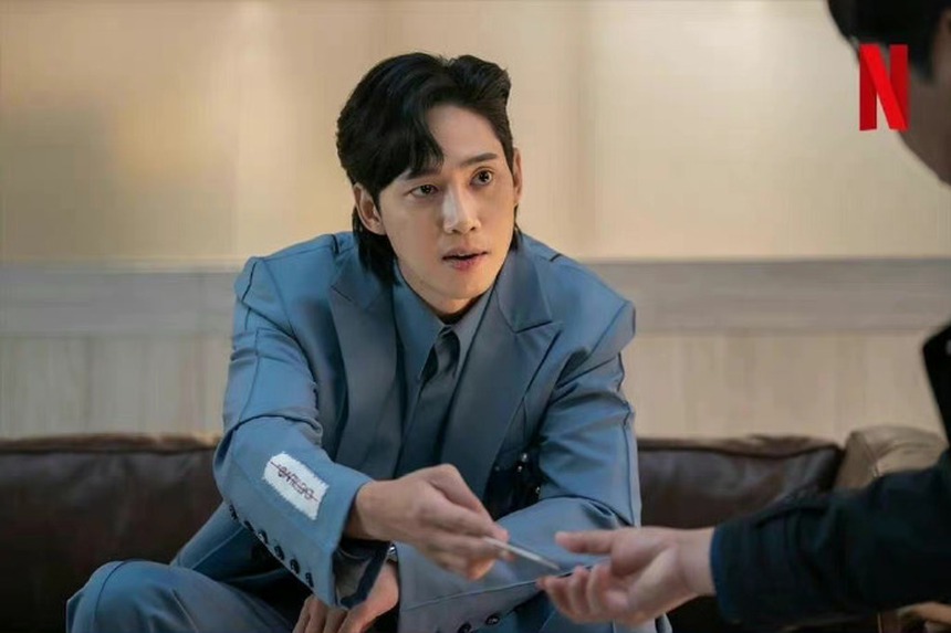 'The Glory' 2 gây sốt với loạt ảnh tĩnh: Song Hye Kyo bắt đầu báo thù, 'ác nữ nghiện ngập' bị bắt - Ảnh 8.