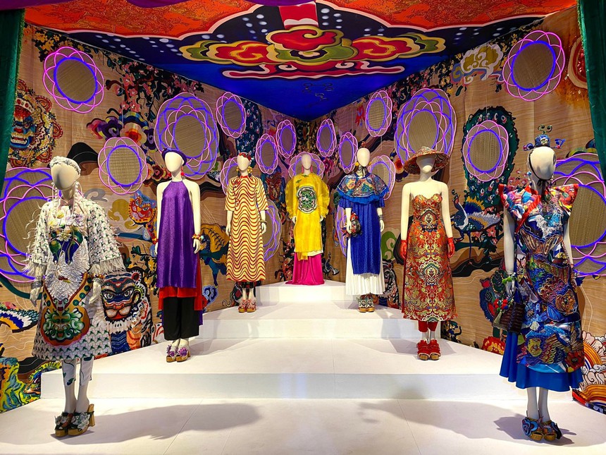 Một Việt Nam rực rỡ trong ‘Mộng bình thường’ của NTK Thủy Nguyễn - Ảnh 1. Một Việt Nam rực rỡ trong ‘Mộng bình thường’ của NTK Thủy Nguyễn - Ảnh 1.