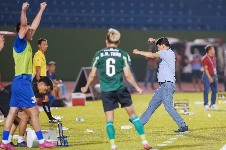 HLV CLB TP.HCM và học trò bức xúc với trọng tài khi nghỉ giữa hiệp - Ảnh 6.