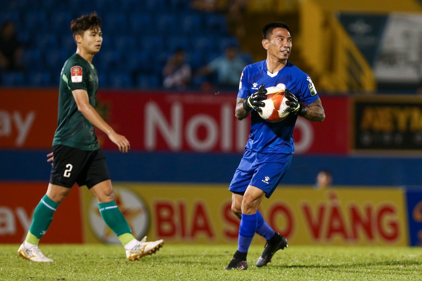 HLV CLB TP.HCM và học trò bức xúc với trọng tài khi nghỉ giữa hiệp - Ảnh 4.