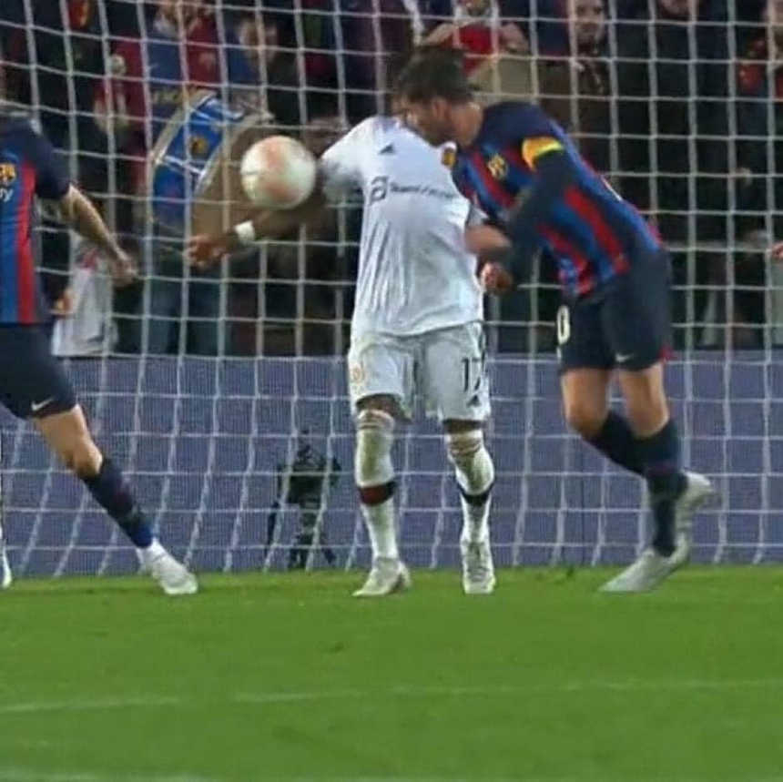 Tình huống Fred để bóng chạm tay trong vòng cấm Tình huống Fred để bóng chạm tay trong vòng cấm