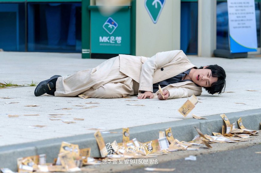 Nam chính có phục trang gây tranh cãi nhất phim Hàn hiện tại: Quá rộng nên 'dìm dáng', netizen bênh vực nghe cực thuyết phục - Ảnh 3.