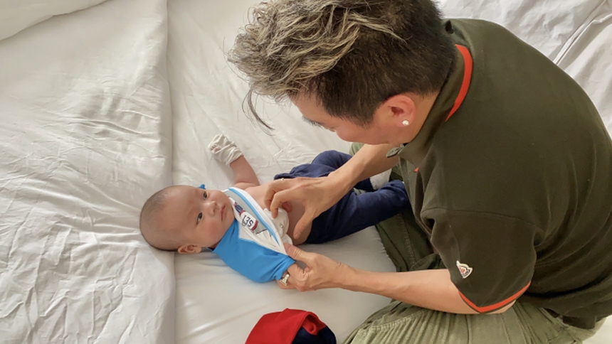 Sự kĩ lưỡng buồn cười và những thay đổi của Đàm Vĩnh Hưng khi làm bố  - Ảnh 1.