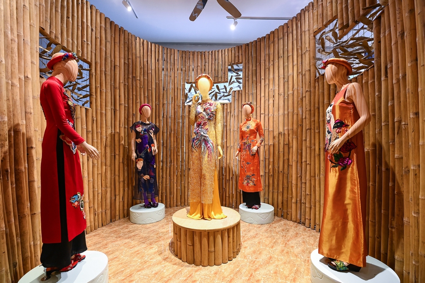 Một Việt Nam rực rỡ trong ‘Mộng bình thường’ của NTK Thủy Nguyễn - Ảnh 2. Một Việt Nam rực rỡ trong ‘Mộng bình thường’ của NTK Thủy Nguyễn - Ảnh 2.