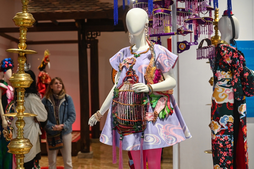 Một Việt Nam rực rỡ trong ‘Mộng bình thường’ của NTK Thủy Nguyễn - Ảnh 5. Một Việt Nam rực rỡ trong ‘Mộng bình thường’ của NTK Thủy Nguyễn - Ảnh 5.