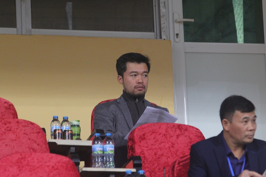 Trợ lý HLV Troussier dự khán trận đấu tâm điểm vòng 4 V-League 2023, bắt đầu tuyển chọn tuyển thủ - Ảnh 2. Trợ lý HLV Troussier dự khán trận đấu tâm điểm vòng 4 V-League 2023, bắt đầu tuyển chọn tuyển thủ - Ảnh 2.