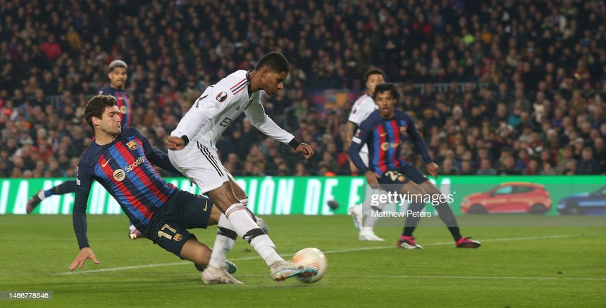 Man United khiến Barcelona phải ôm đầu tiếc nuối sau cuộc rượt đuổi tỉ số đầy kịch tính - Ảnh 2. Man United khiến Barcelona phải ôm đầu tiếc nuối sau cuộc rượt đuổi tỉ số đầy kịch tính - Ảnh 2.