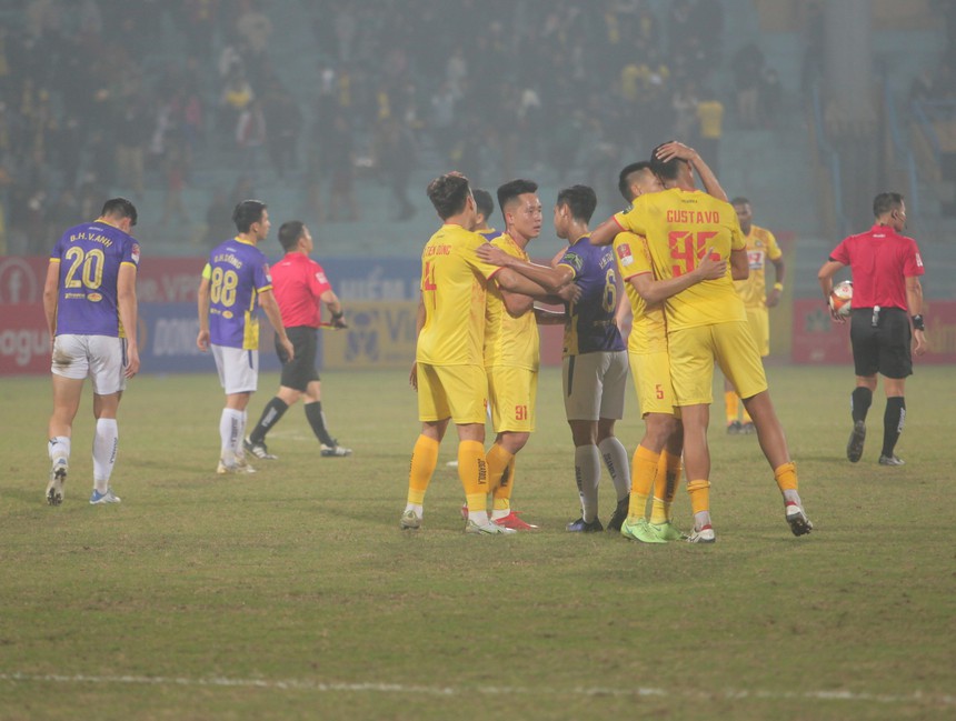 Con trai bầu Hiển vỗ về Văn Quyết, Tuấn Hải tái hiện hình ảnh từng gây ám ảnh ở SEA Games - Ảnh 3. Con trai bầu Hiển vỗ về Văn Quyết, Tuấn Hải tái hiện hình ảnh từng gây ám ảnh ở SEA Games - Ảnh 3.