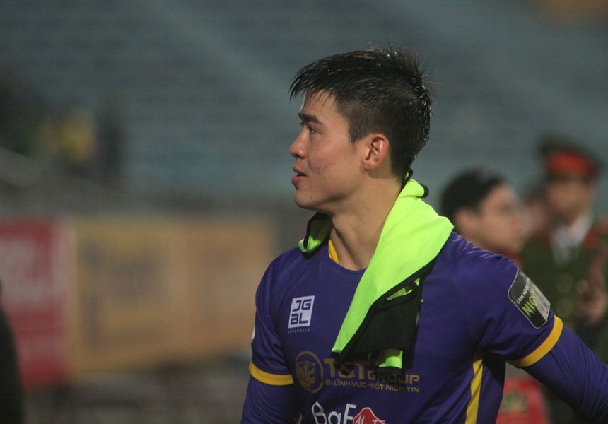 Con trai bầu Hiển vỗ về Văn Quyết, Tuấn Hải tái hiện hình ảnh từng gây ám ảnh ở SEA Games - Ảnh 5. Con trai bầu Hiển vỗ về Văn Quyết, Tuấn Hải tái hiện hình ảnh từng gây ám ảnh ở SEA Games - Ảnh 5.