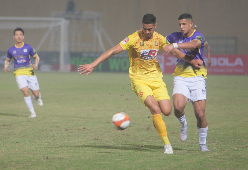 Con trai bầu Hiển vỗ về Văn Quyết, Tuấn Hải tái hiện hình ảnh từng gây ám ảnh ở SEA Games - Ảnh 4. Con trai bầu Hiển vỗ về Văn Quyết, Tuấn Hải tái hiện hình ảnh từng gây ám ảnh ở SEA Games - Ảnh 4.