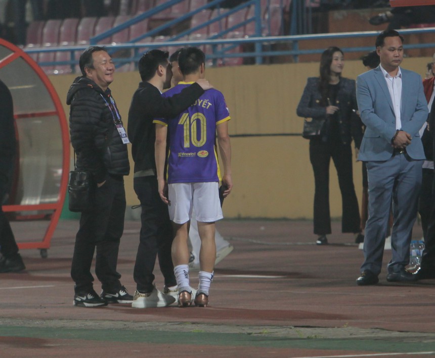 Con trai bầu Hiển vỗ về Văn Quyết, Tuấn Hải tái hiện hình ảnh từng gây ám ảnh ở SEA Games - Ảnh 6. Con trai bầu Hiển vỗ về Văn Quyết, Tuấn Hải tái hiện hình ảnh từng gây ám ảnh ở SEA Games - Ảnh 6.