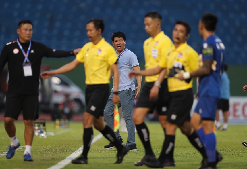 HLV CLB TP.HCM và học trò bức xúc với trọng tài khi nghỉ giữa hiệp - Ảnh 1.