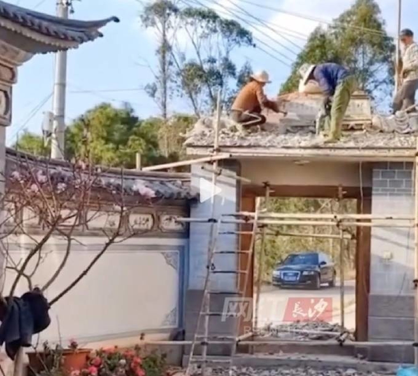 Bi hài bố mẹ nghe lời thầy phong thủy chi hơn 1 tỷ đồng đổi hướng cổng để giúp con trai sớm lấy được vợ - Ảnh 2. Bi hài bố mẹ nghe lời thầy phong thủy chi hơn 1 tỷ đồng đổi hướng cổng để giúp con trai sớm lấy được vợ - Ảnh 2.