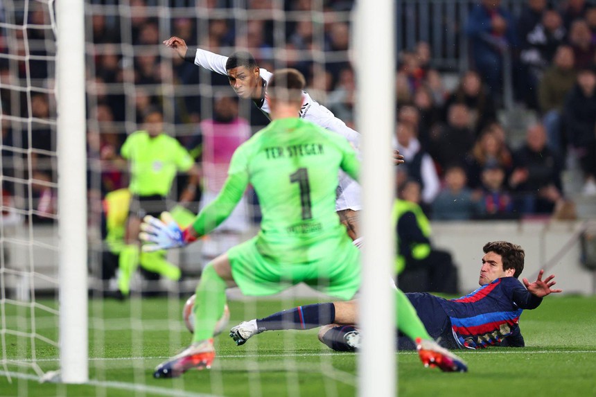 Ghi bàn góc siêu hẹp, Rashford đơn giản là không thể ngừng lập công - Ảnh 2.