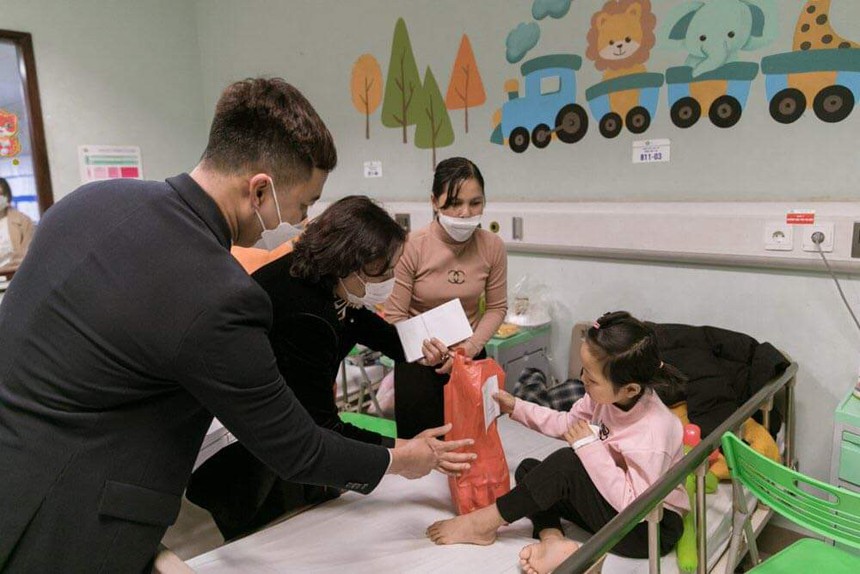 'Thắp sáng ước mơ - Gửi trao hy vọng' tới bệnh nhi ung thư - Ảnh 5.