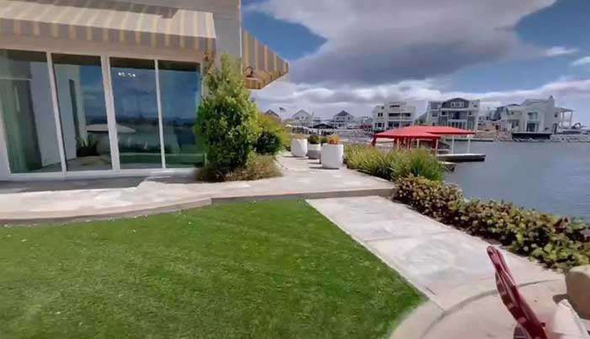 Cuộc sống sang chảnh và viên mãn của Hoa hậu Phạm Hương trên đất Mỹ  - Ảnh 1.