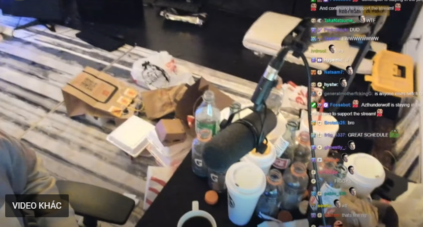 Công khai hậu trường làm việc, streamer nổi tiếng gây thất vọng vì 'ở bẩn' - Ảnh 2. Công khai hậu trường làm việc, streamer nổi tiếng gây thất vọng vì 'ở bẩn' - Ảnh 2.