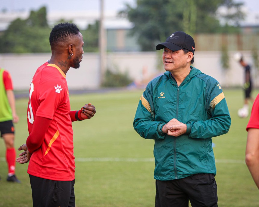 HLV Vũ Tiến Thành lấy Arsenal làm động lực cho cầu thủ TP.HCM - Ảnh 1.