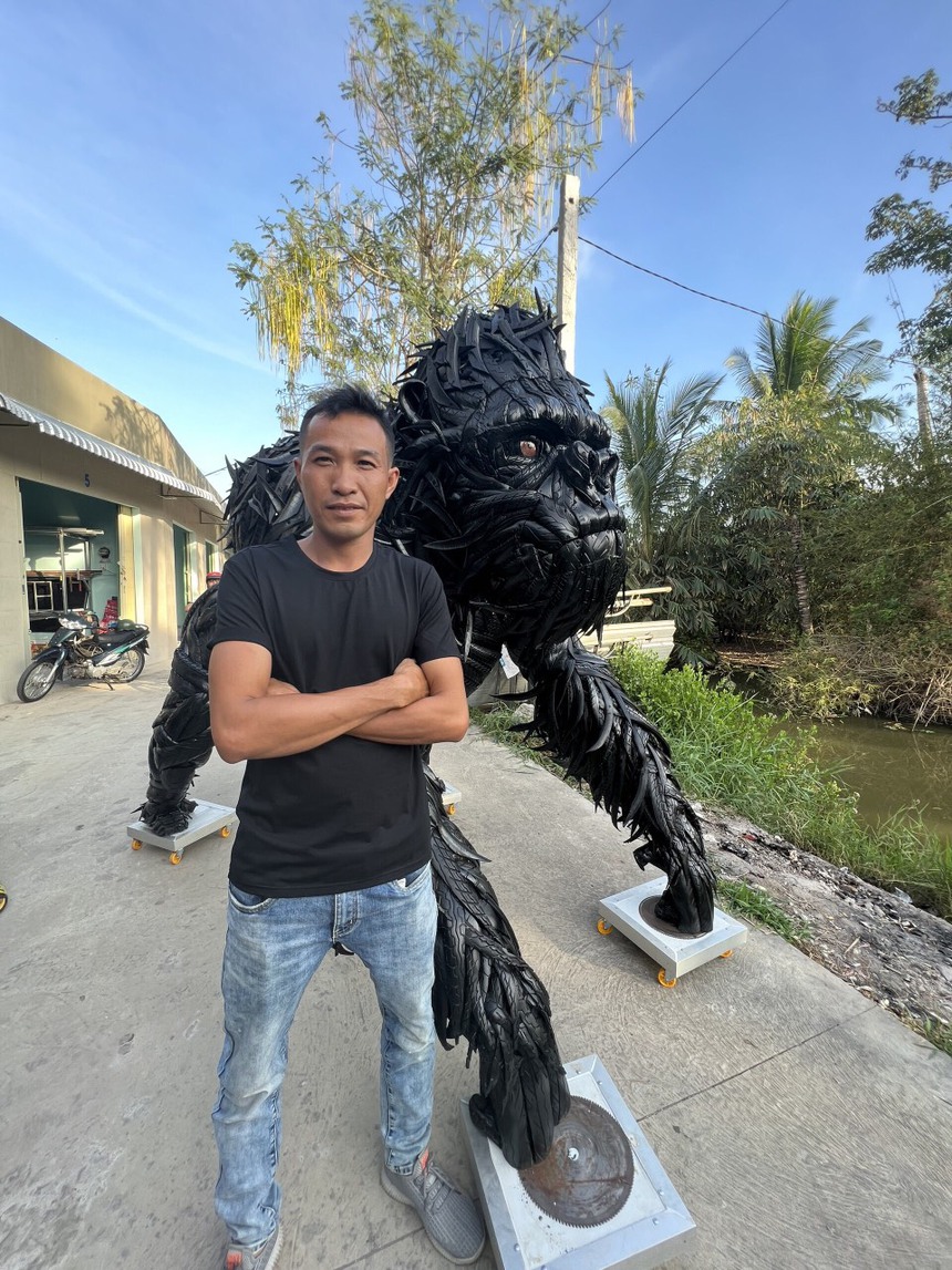 Gặp chủ nhân King Kong từ lốp xe đang gây bão MXH: 'Có lúc tự ngồi cắt lốp thấy rảnh thiệt' - Ảnh 1.