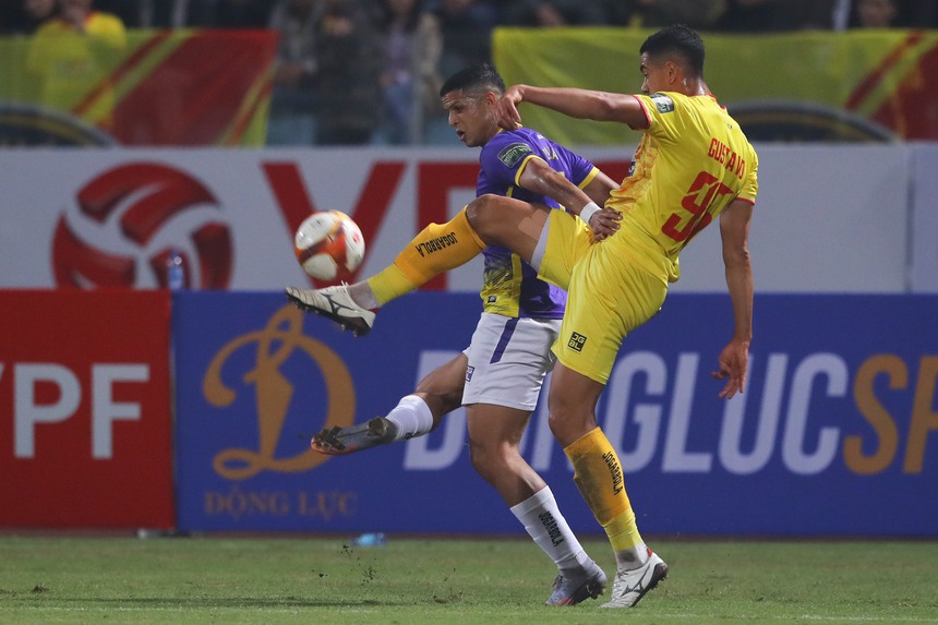 Thoát thua nhờ xà ngang, Hà Nội FC gây thất vọng trong cuộc thư hùng tranh ngôi đầu bảng - Ảnh 2. Thoát thua nhờ xà ngang, Hà Nội FC gây thất vọng trong cuộc thư hùng tranh ngôi đầu bảng - Ảnh 2.