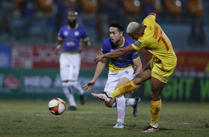 Thoát thua nhờ xà ngang, Hà Nội FC gây thất vọng trong cuộc thư hùng tranh ngôi đầu bảng - Ảnh 1. Thoát thua nhờ xà ngang, Hà Nội FC gây thất vọng trong cuộc thư hùng tranh ngôi đầu bảng - Ảnh 1.