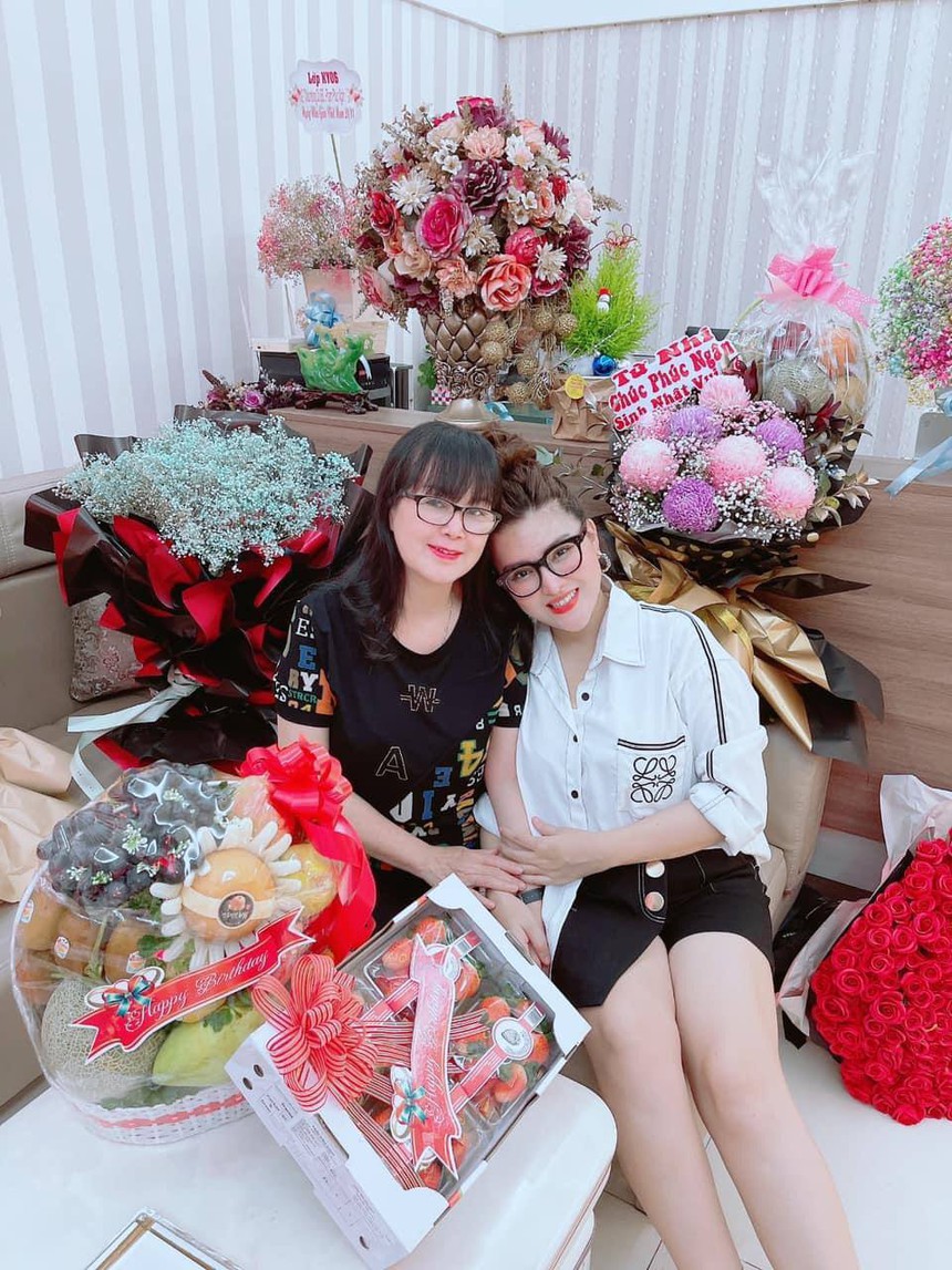 Cô gái quê làm dâu nhà giàu, được mẹ chồng tự tay thẩm mỹ cho trở nên xinh đẹp, tặng toàn quà "khủng" - Ảnh 5. Cô gái quê làm dâu nhà giàu, được mẹ chồng tự tay thẩm mỹ cho trở nên xinh đẹp, tặng toàn quà "khủng" - Ảnh 5.