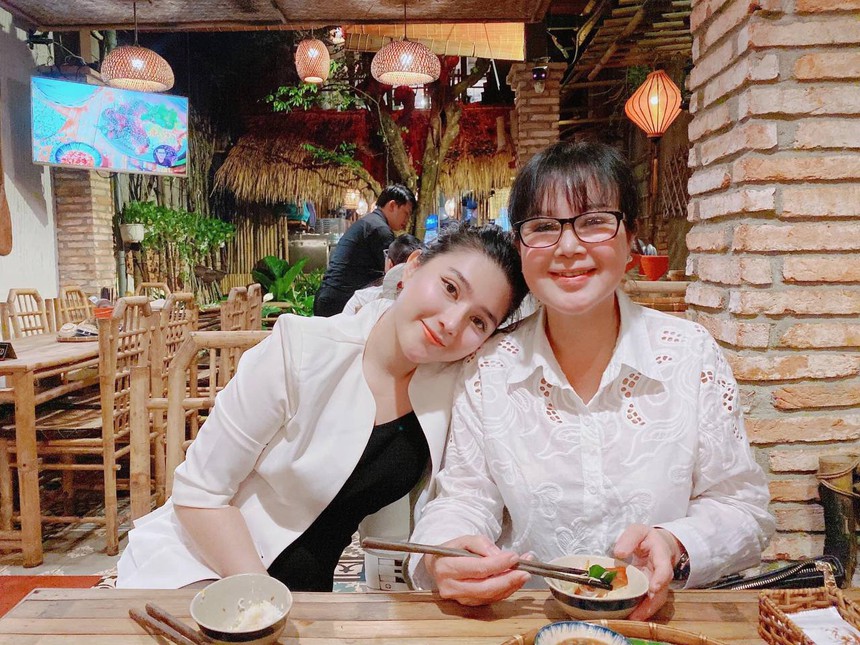 Cô gái quê làm dâu nhà giàu, được mẹ chồng tự tay thẩm mỹ cho trở nên xinh đẹp, tặng toàn quà "khủng" - Ảnh 1. Cô gái quê làm dâu nhà giàu, được mẹ chồng tự tay thẩm mỹ cho trở nên xinh đẹp, tặng toàn quà "khủng" - Ảnh 1.