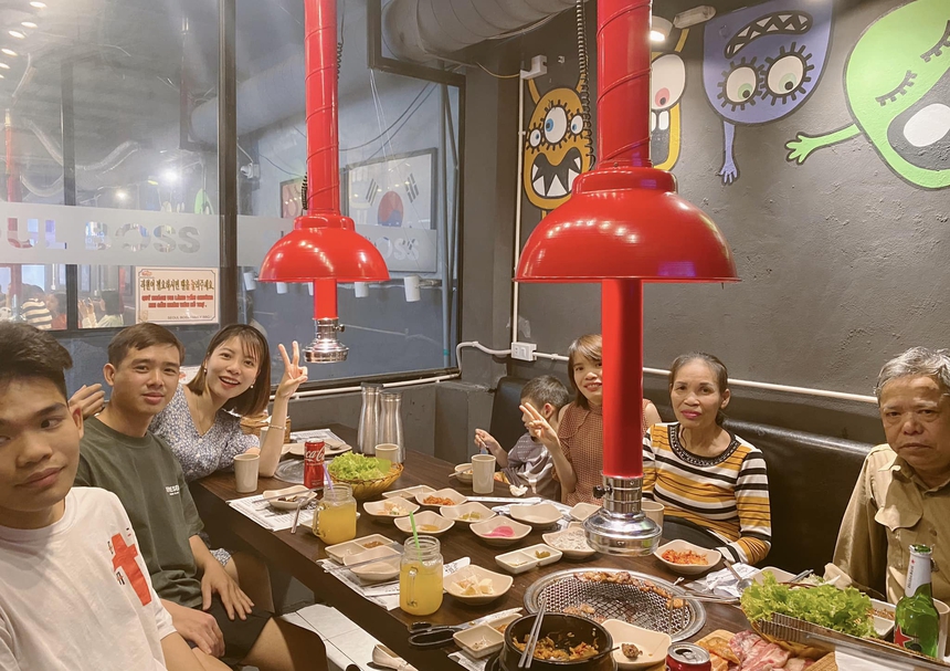 Bố mẹ 63 tuổi được con gái dẫn xuống Thủ đô đi ăn nhà hàng lần đầu tiên: Lý do xúc động phía sau - Ảnh 1. Bố mẹ 63 tuổi được con gái dẫn xuống Thủ đô đi ăn nhà hàng lần đầu tiên: Lý do xúc động phía sau - Ảnh 1.