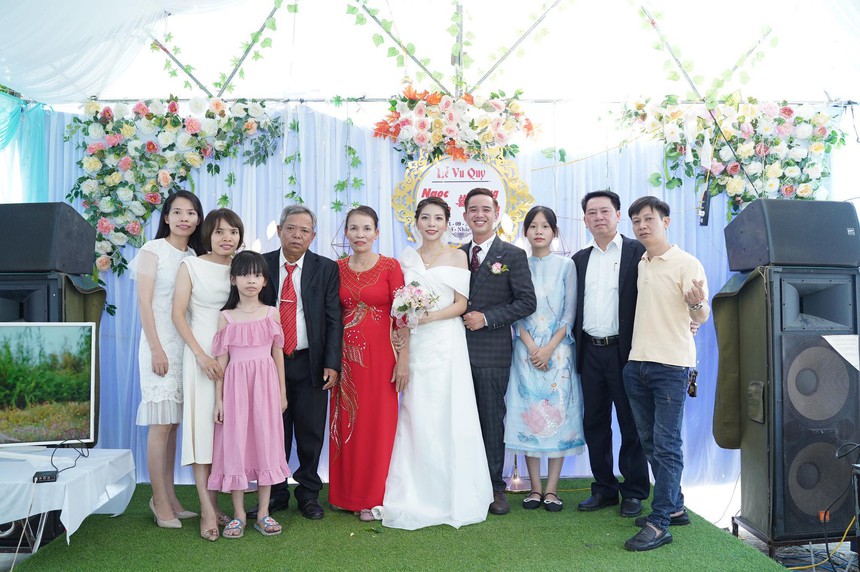 Bố mẹ 63 tuổi được con gái dẫn xuống Thủ đô đi ăn nhà hàng lần đầu tiên: Lý do xúc động phía sau - Ảnh 2. Bố mẹ 63 tuổi được con gái dẫn xuống Thủ đô đi ăn nhà hàng lần đầu tiên: Lý do xúc động phía sau - Ảnh 2.