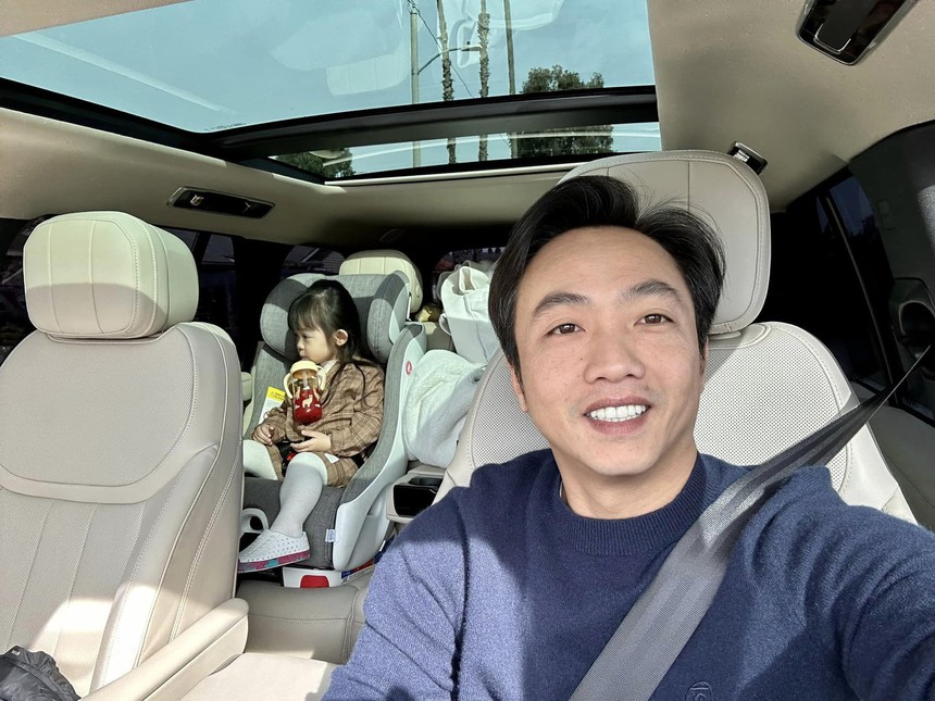 'Xịn xò' như ái nữ nhà Cường Đô La: Hơn 2 tuổi đã sang Mỹ 'du học', lại còn được CEO nổi tiếng làm tài xế riêng - Ảnh 1.