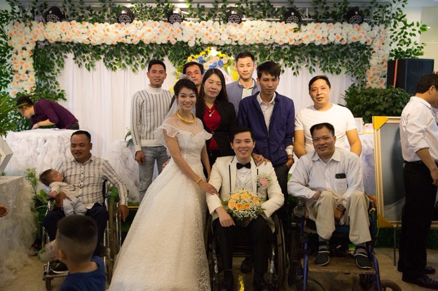 Tuởng hiếm muộn, chàng trai ngồi xe lăn mặc cảm lấy vợ đẹp hơn tuổi, ai ngờ 2 năm sau “trời cho lộc" - Ảnh 2.