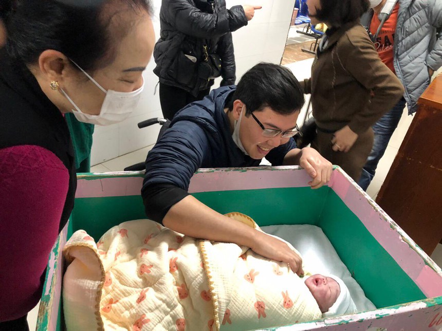 Tuởng hiếm muộn, chàng trai ngồi xe lăn mặc cảm lấy vợ đẹp hơn tuổi, ai ngờ 2 năm sau “trời cho lộc" - Ảnh 4.