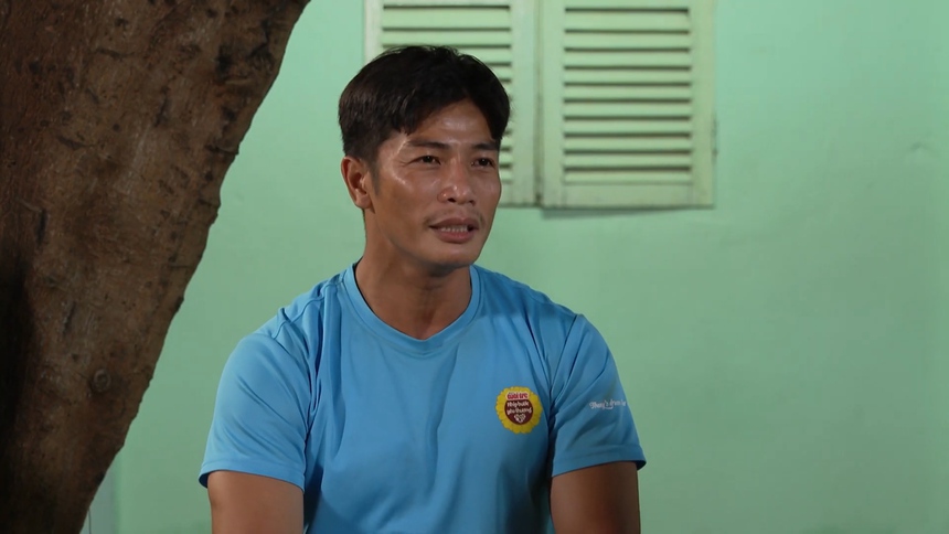 Chàng trai sáng làm công nhân, tối mở lớp học tình thương xóa mù chữ và "giọt nước mắt của mẹ" - Ảnh 2.