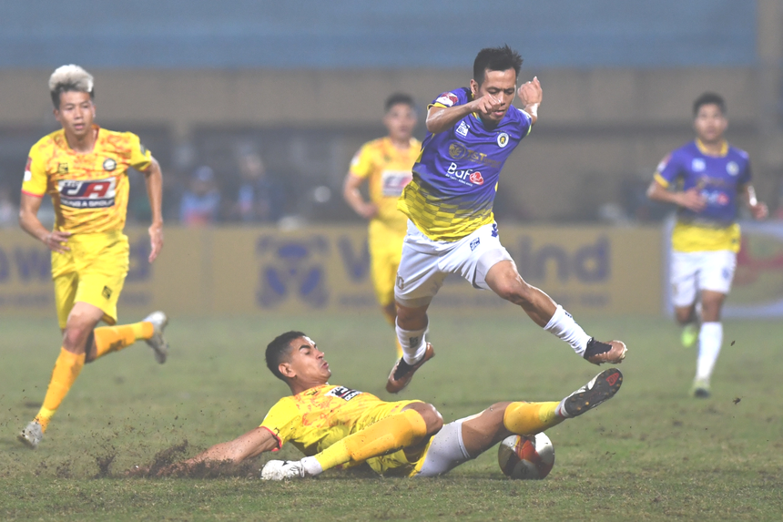 HLV Velizar Popov truyền lửa cho cầu thủ Thanh Hóa bằng phong thái cực ngầu - Ảnh 7.